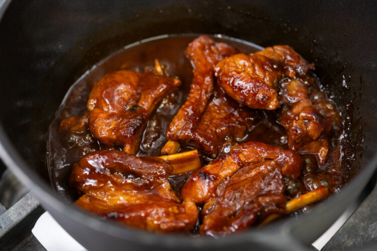 煮汁を絡めながら、とろみがつくまで中火で煮詰める